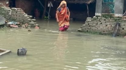 कासगंज में घरों में घुसा बाढ़ का पानी।