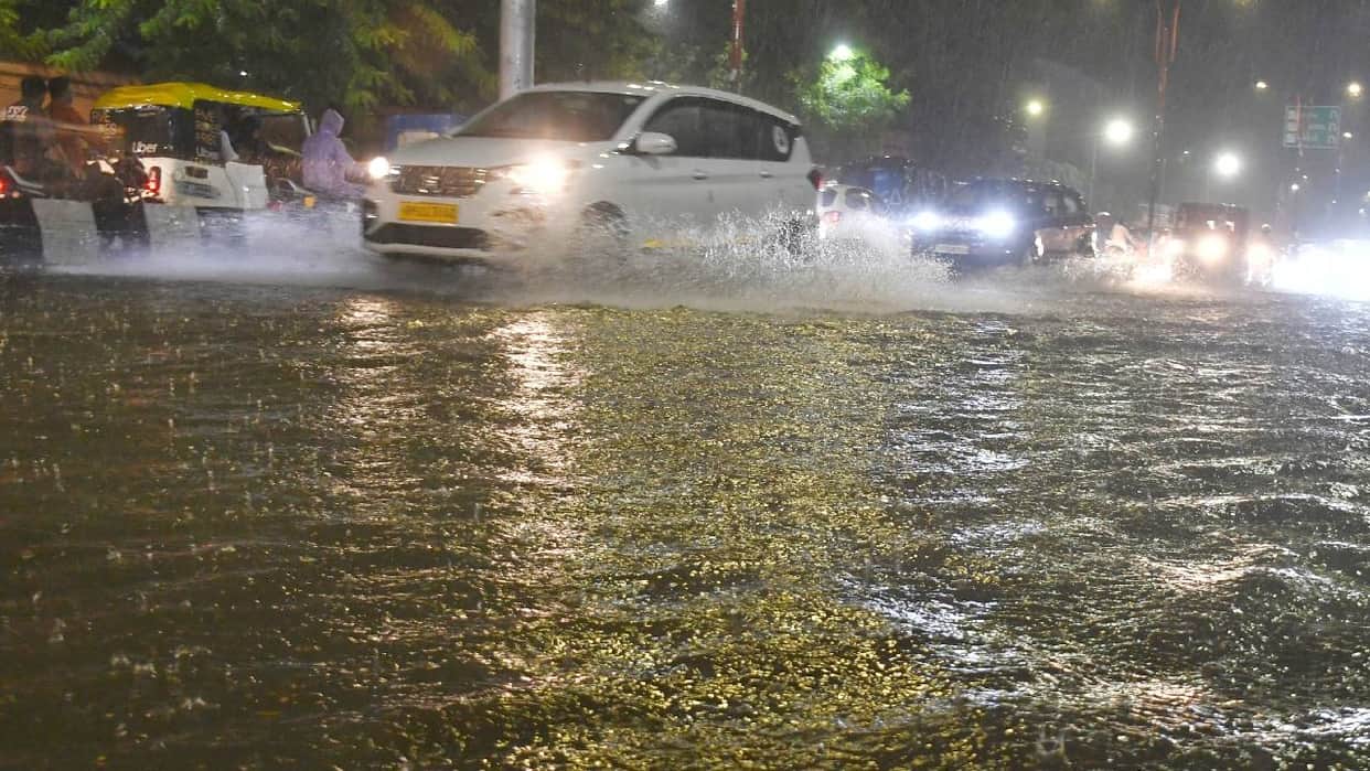 UP: Three hours of continuous rain in the capital; water enters homes and shops; Meteorological Department for