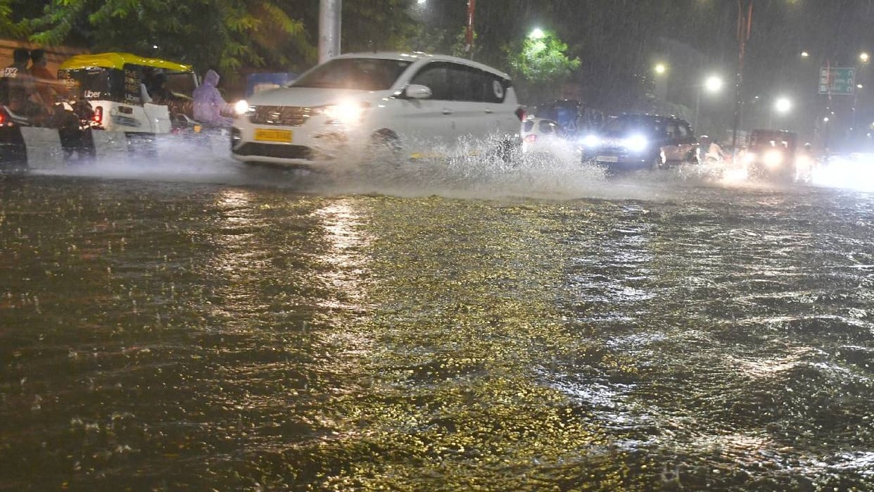 UP: Three hours of continuous rain in the capital; water enters homes and shops; Meteorological Department for