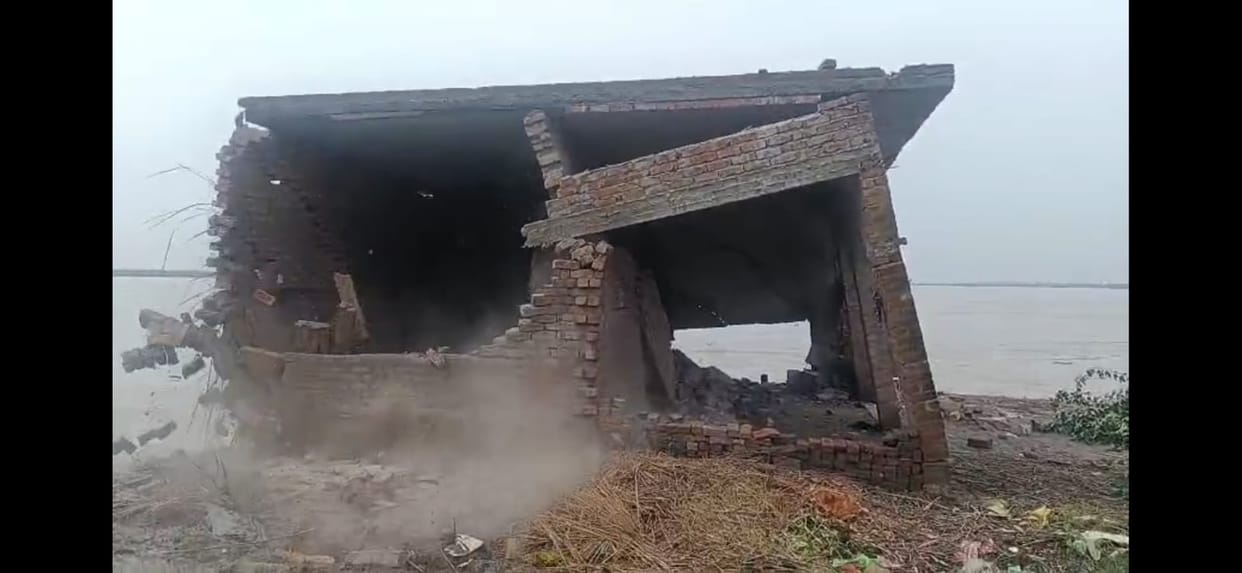 Severe Erosion by Ganga: Three Permanent Houses Washed Away in Samaechipur Chitar; Panic Among Villagers