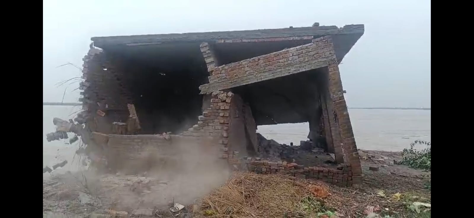 मकान गंगा में समाए