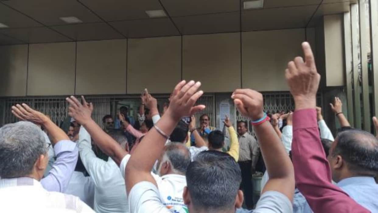 Bhopal News: Employees Protest After Teacher Recruitment Aspirants’ Uproar, Observe Two-Hour Pen Down Strike
