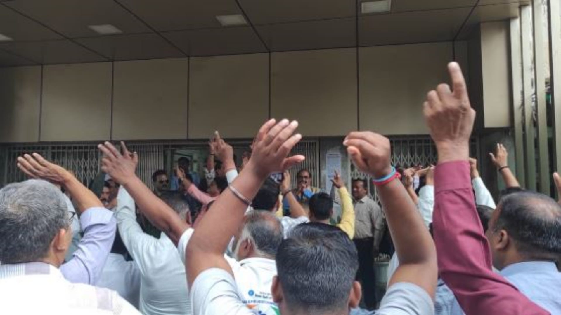 शिक्षा विभाग के कर्मचारियों ने किया प्रदर्शन