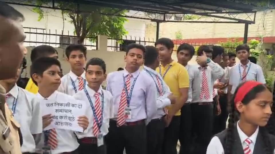 Roorkee Waterlogging Blocks way to School Children Hold Classes at Nagar Nigam Office