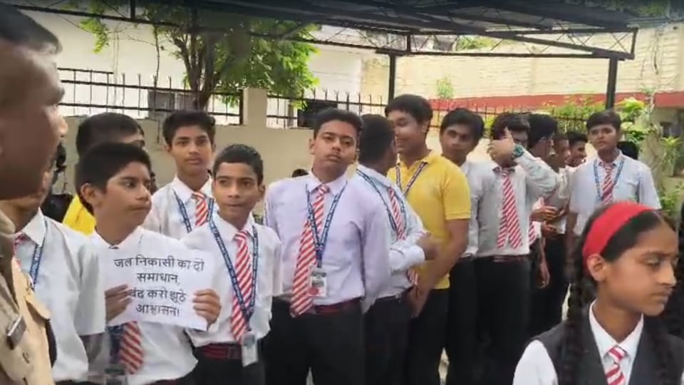 Roorkee Waterlogging Blocks way to School Children Hold Classes at Nagar Nigam Office