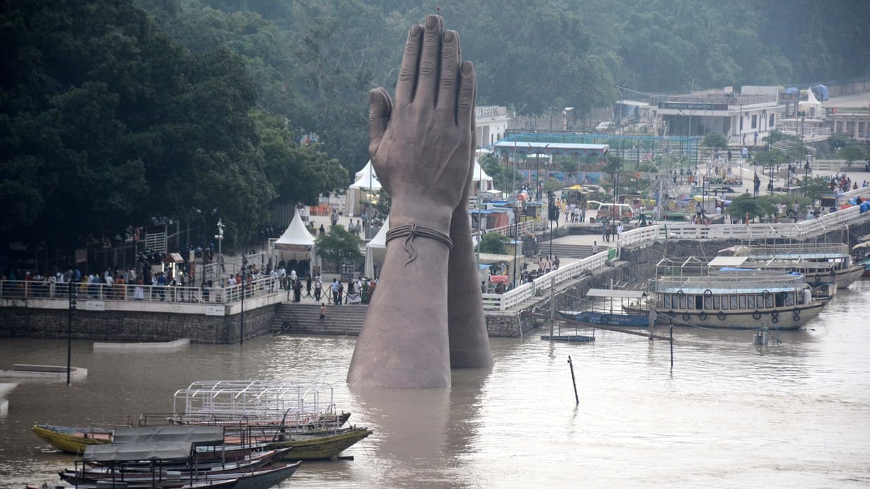 Exodus due to floods in Kashi Ganga rises backflow observed in Varuna too difficulties mount