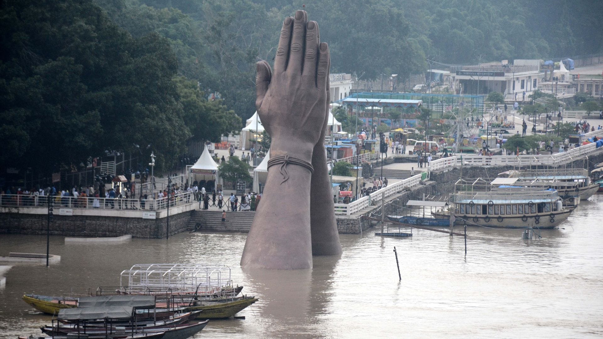 नमो घाट पर डूब रहा नमस्ते स्टेच्यू।