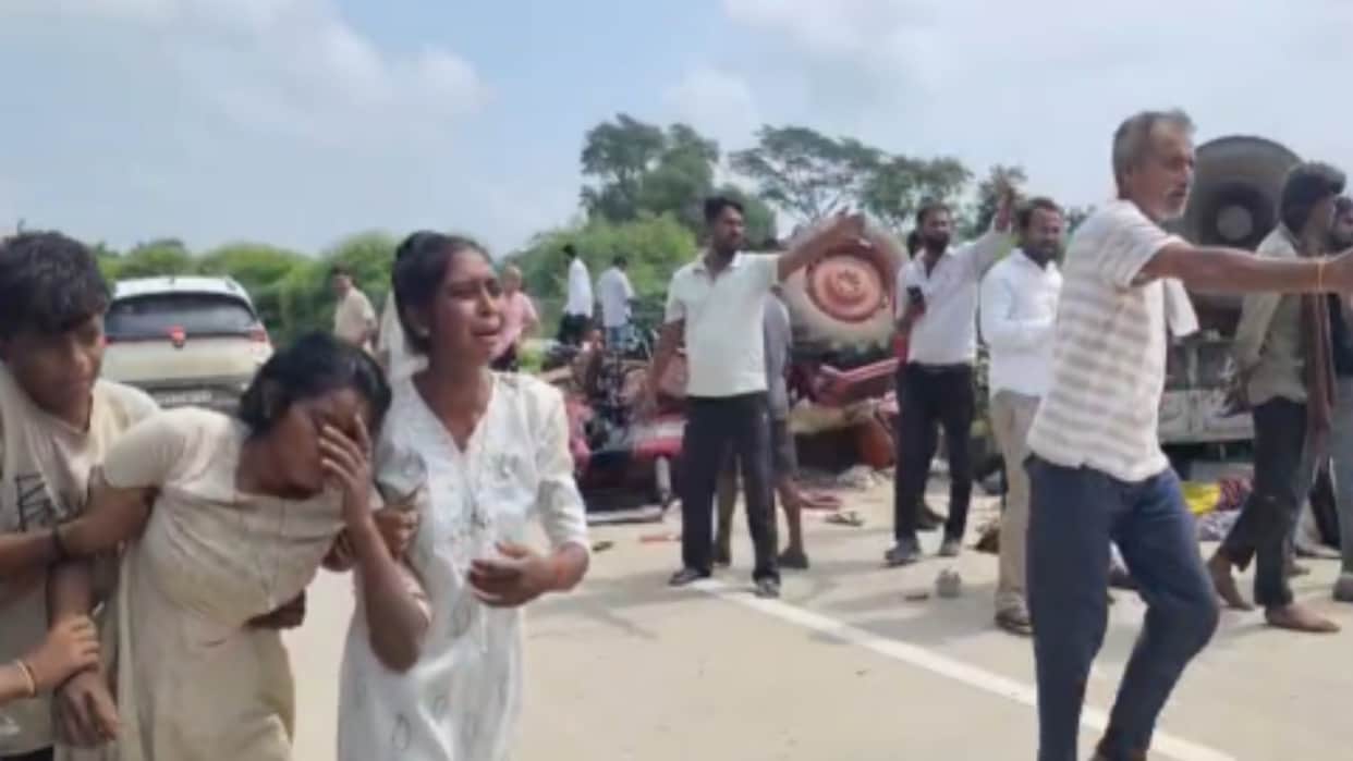 Accident in Prayagraj: Tractor carrying laborers overturns on the highway at Naribari; many injured, chaos and