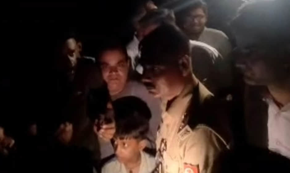 Shuklaganj: Residents block road and raise slogans over 24-hour power outage in Mishra Colony