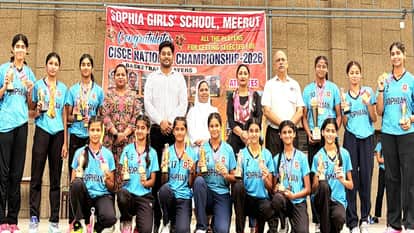 प्रिंसिपल सिस्टर मीना के साथ चयनित छात्राएं और कोच।