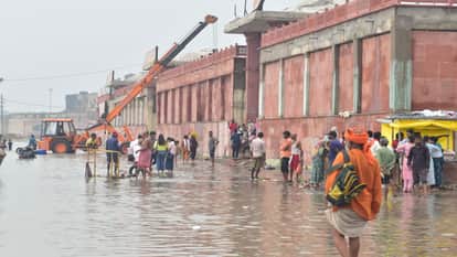 प्रयागराज में बड़े हनुमानजी मंदिर के पास पहुंचीं गंगा।