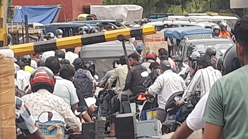 Rui Ki Mandi Gate Stays Shut for Three Trains, Causing Long Traffic Jams