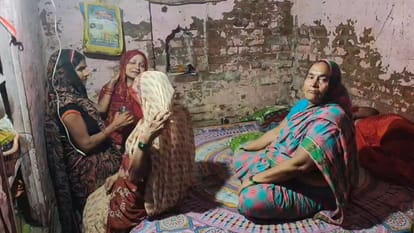 रोती- बिलखती महिलाएं