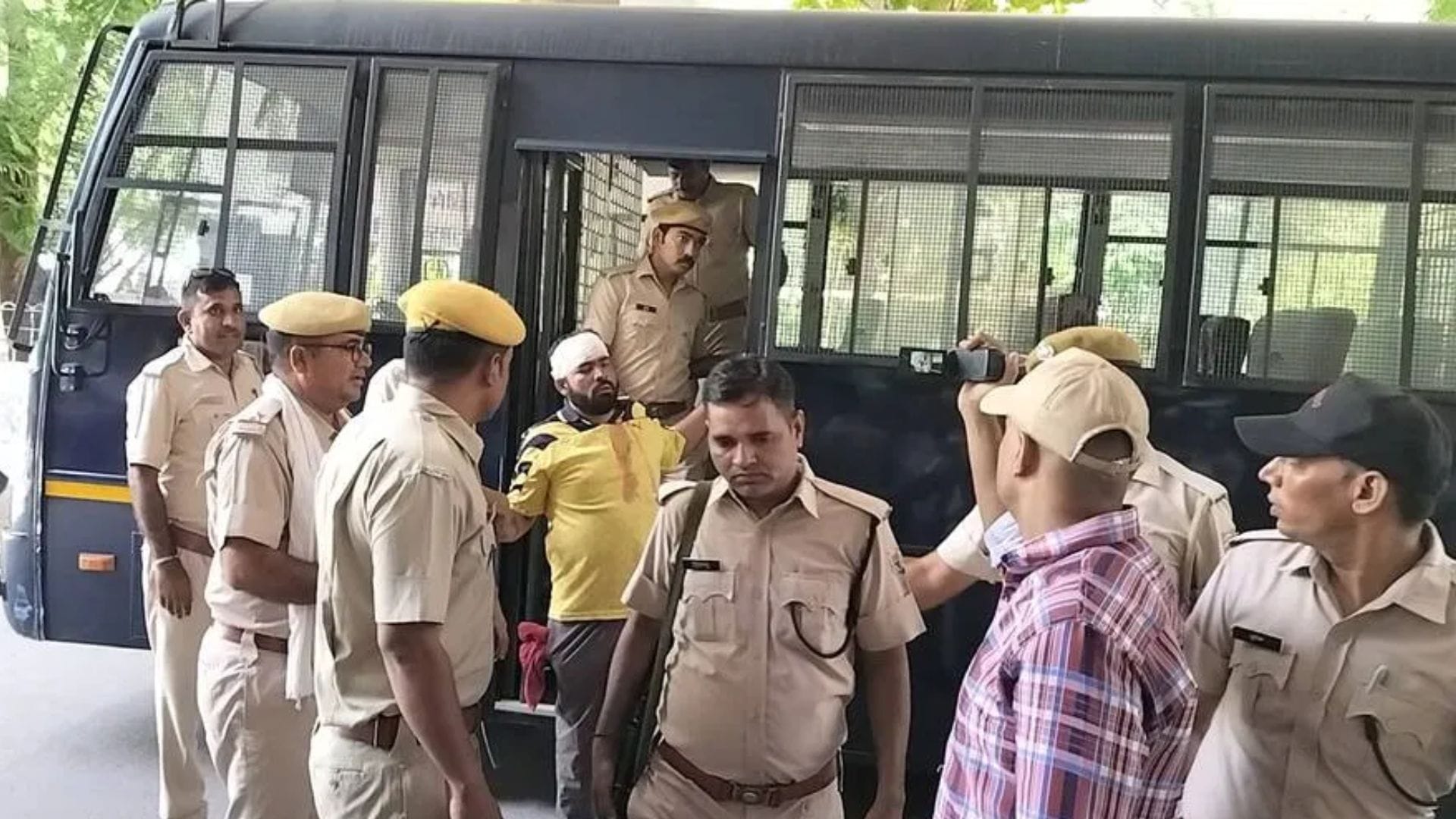 सलाखों से सिर टकराकर घायल अपराधी