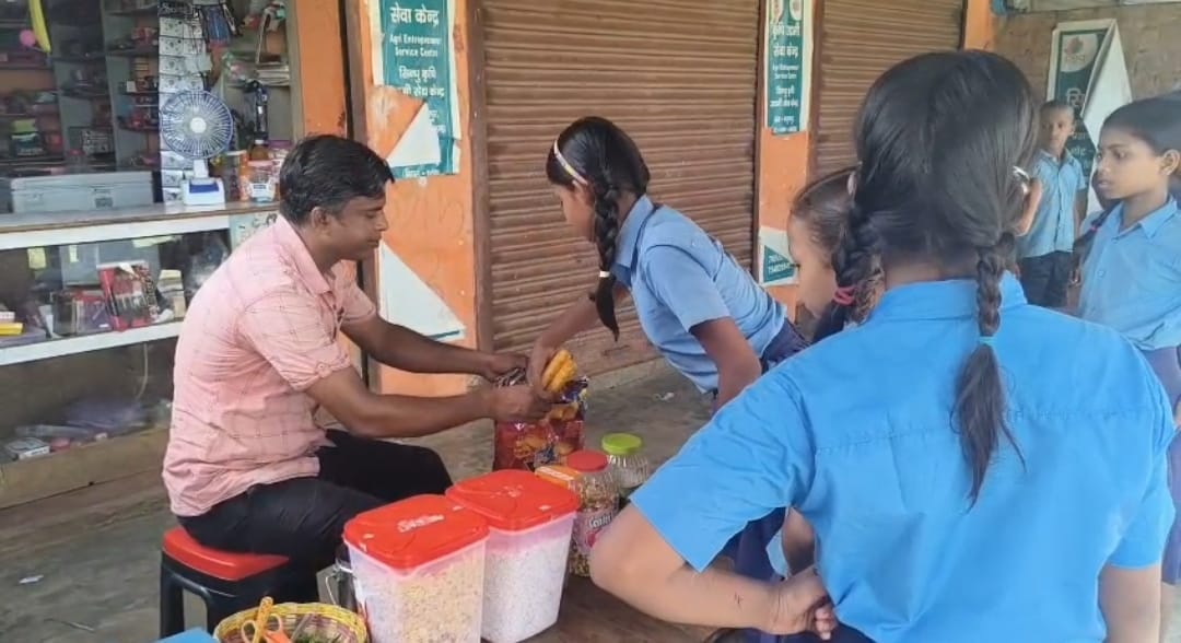 सरकारी शारीरिक शिक्षक झालमूड़ी बेचते हुए।
