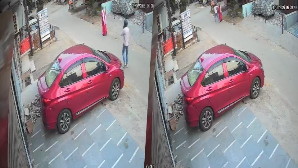 A miscreant snatched a gold chain from an elderly woman in Ghaziabad