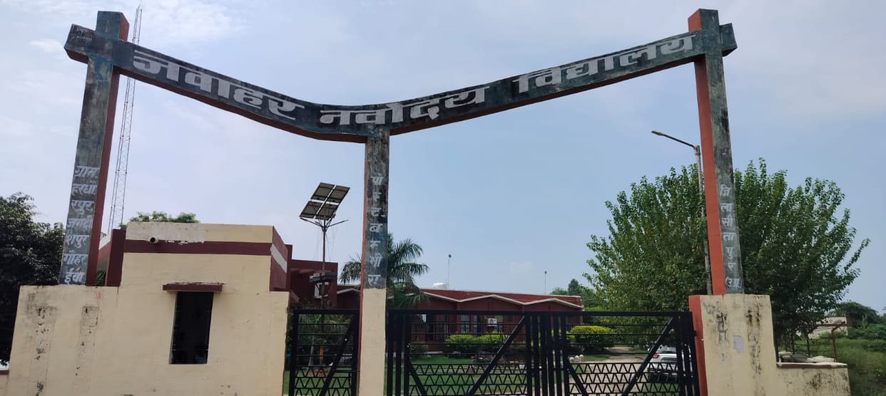 Sitapur: Navodaya Vidyalaya students stage a sit-in protest over the water crisis.
