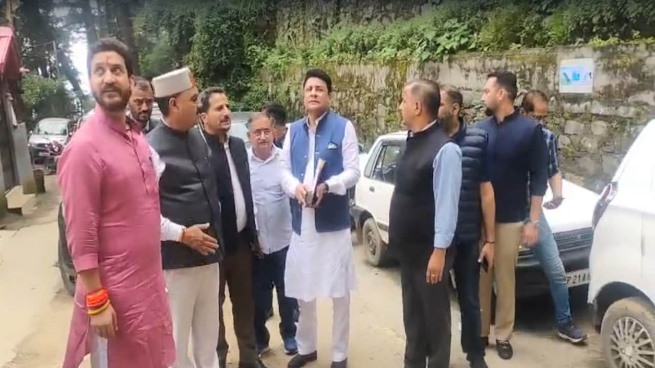 विजिलेंस मुख्यालय में भाजपा विधायक सुधीर शर्मा व अन्य।