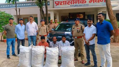 तीन तस्करों ने कार की डिकी में रखा था 86 किलो माल।