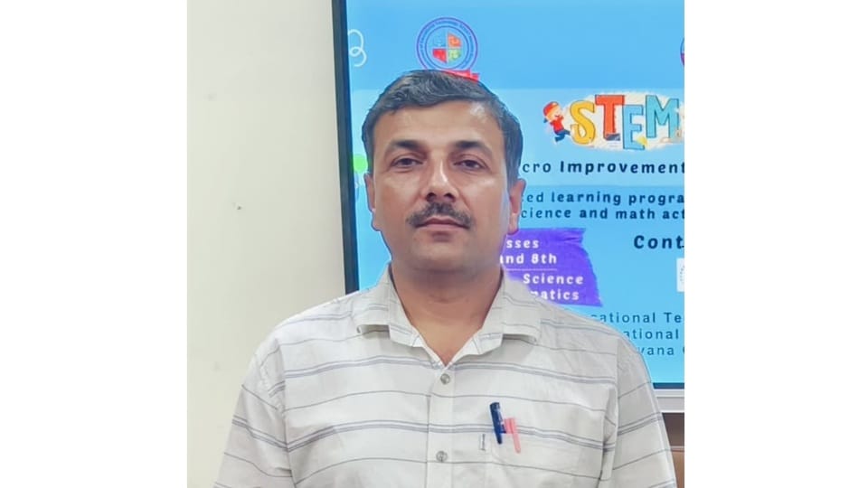 teacher Anil Kaushik from Sanghi Rohtak receives the National Teachers Award for virtual mathematics lab