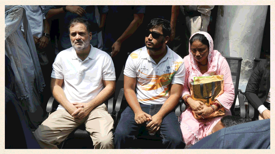 Rahul Gandhi protests at police station over refusal to register a complaint from a student injured by a pelle