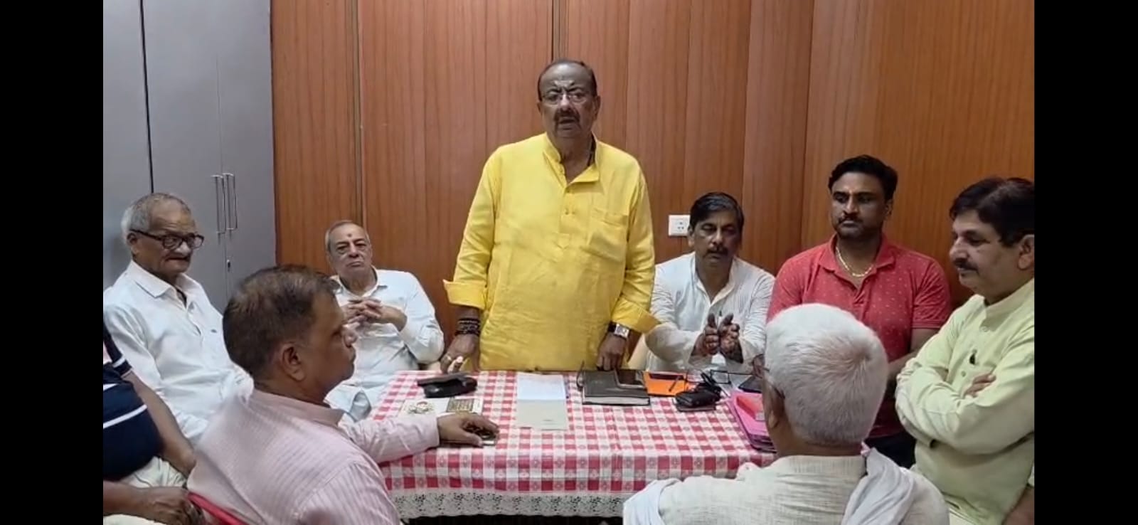 उद्योग व्यापार मंडल की बैठक करते पदाधिकारी