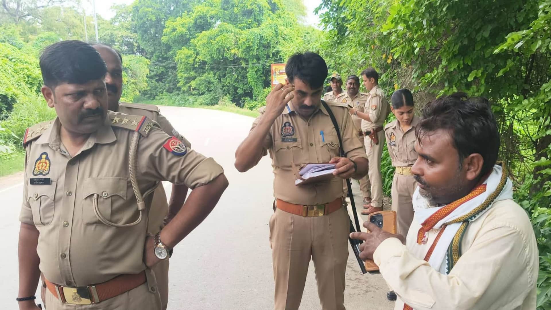 युवक को गोली लगने के बाद मौके पर छानबीन करती पुलिस।