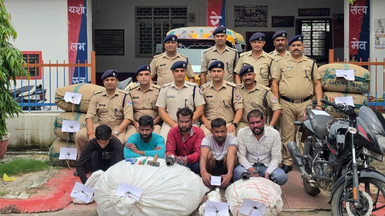 Jhansi: Gang stealing goods from luggage vans of moving trains by breaking seals busted