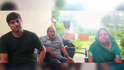 अपनी माता और पिता के साथ बैठे वादी पवन मौर्या।