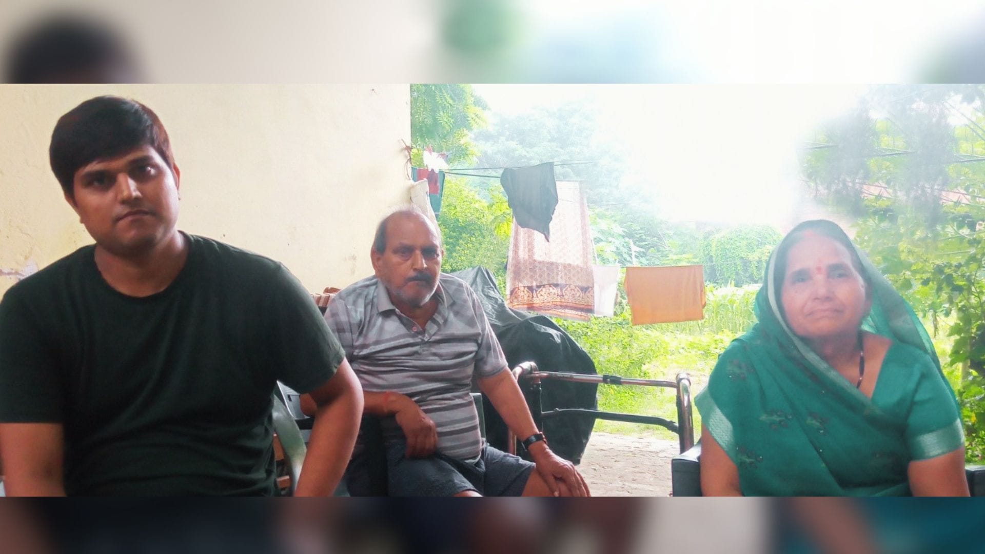 अपनी माता और पिता के साथ बैठे वादी पवन मौर्या।