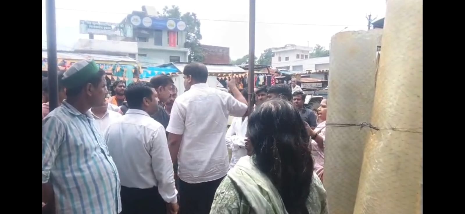 अधिकारियों से भिड़े अतिक्रमणकारी