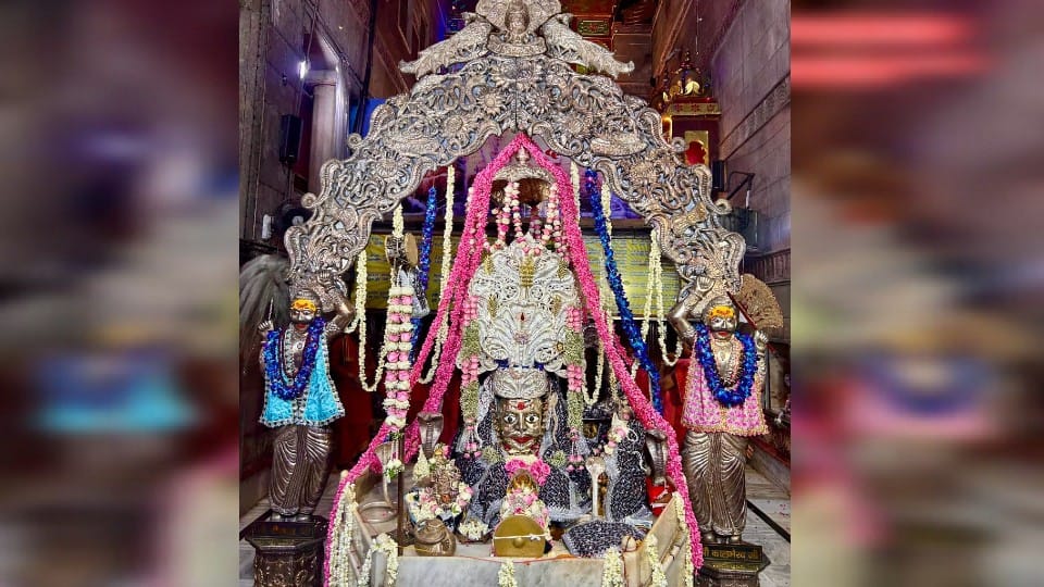 अलौकिक दर्शन को रहें तैयार: रजत हिंडोले पर विराजेंगे बाबा मनःकामेश्वरनाथ, सर्पों के सिंहासन पर होगा शृंगार