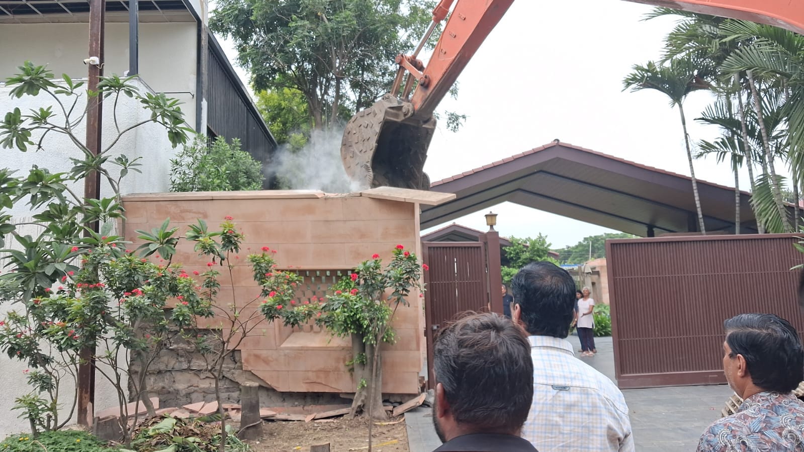 बंगलों पर चले बुलड़ोजर