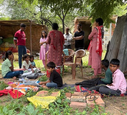 बगरू में तबेले में चलता स्कूल