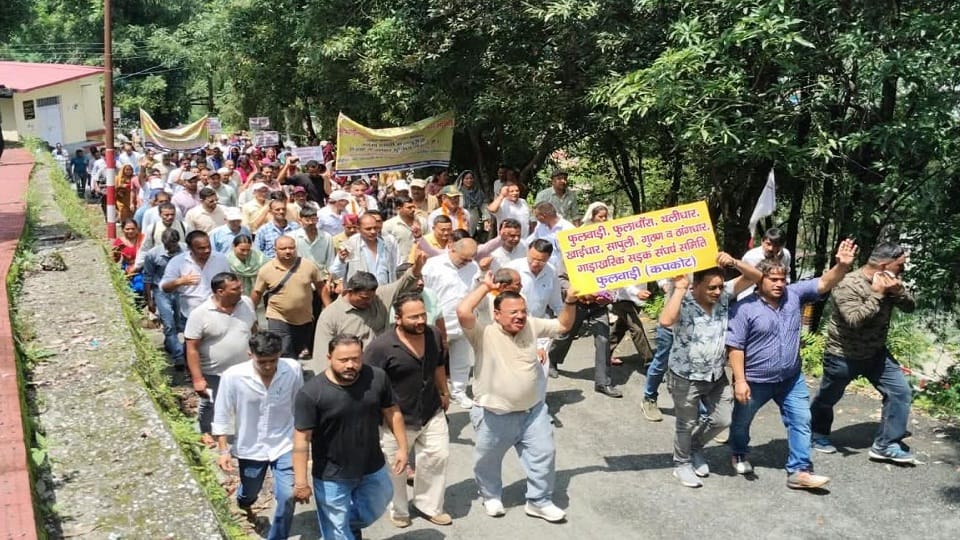 Villagers from seven villages protested for a road in bageshwar