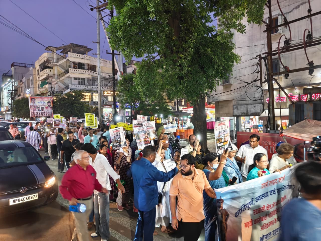 रहवासियों का टॉर्च लाइट मार्च