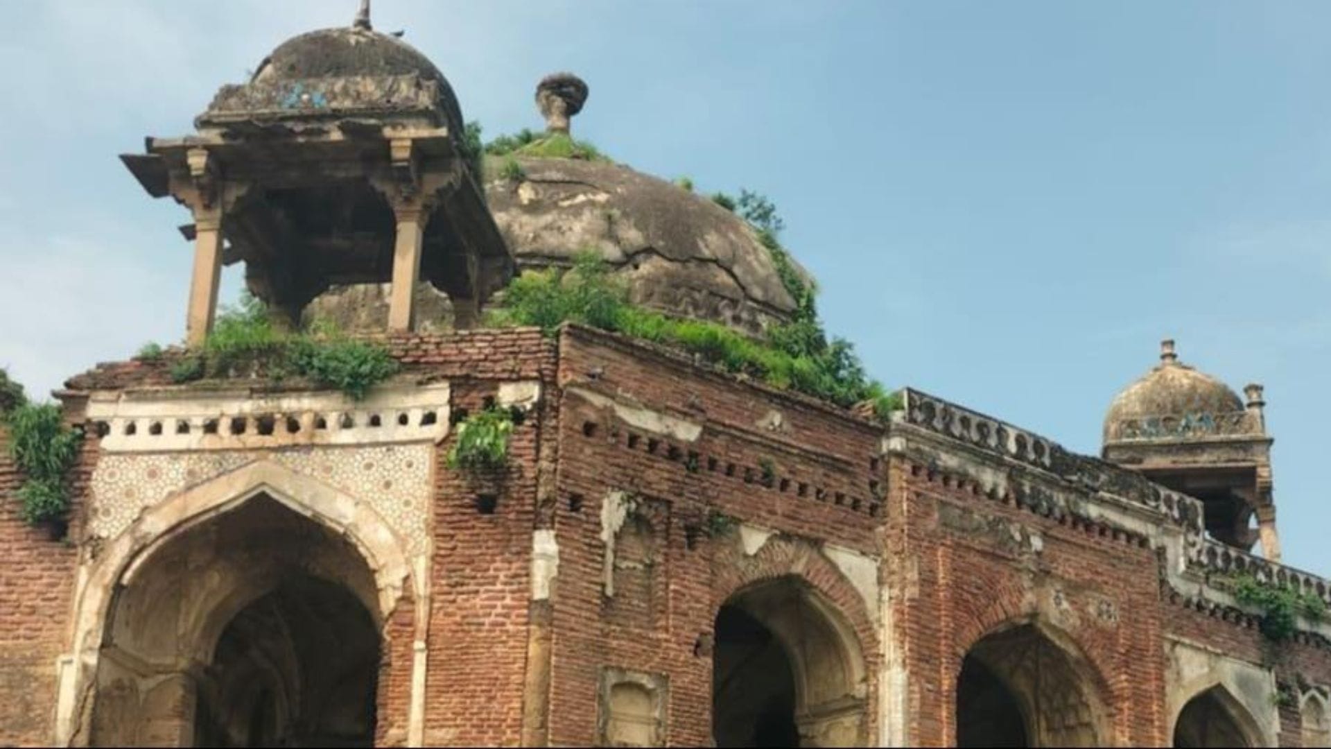 बारादरी की गुंबदों में दरार