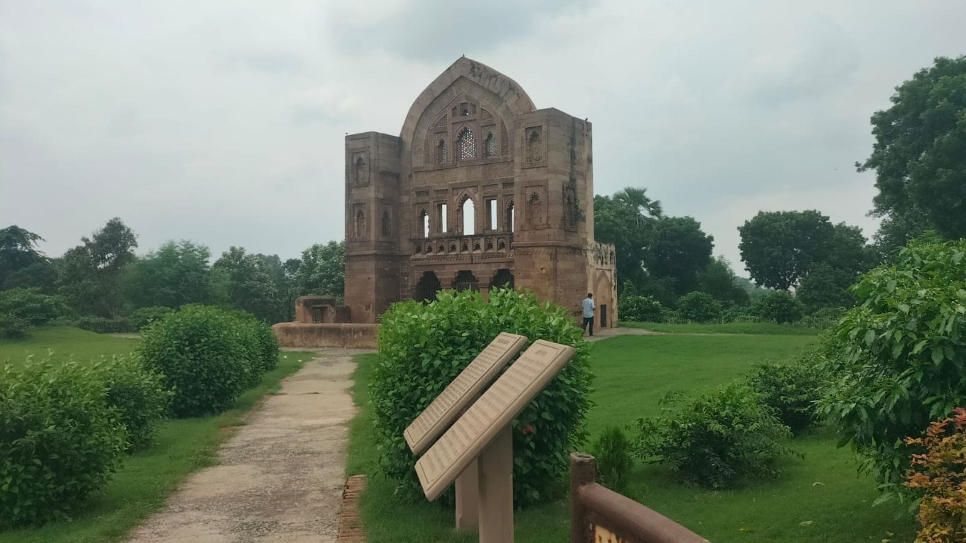 Cracks in domes of Baradari in Jaunpur and cracks on walls of tomb