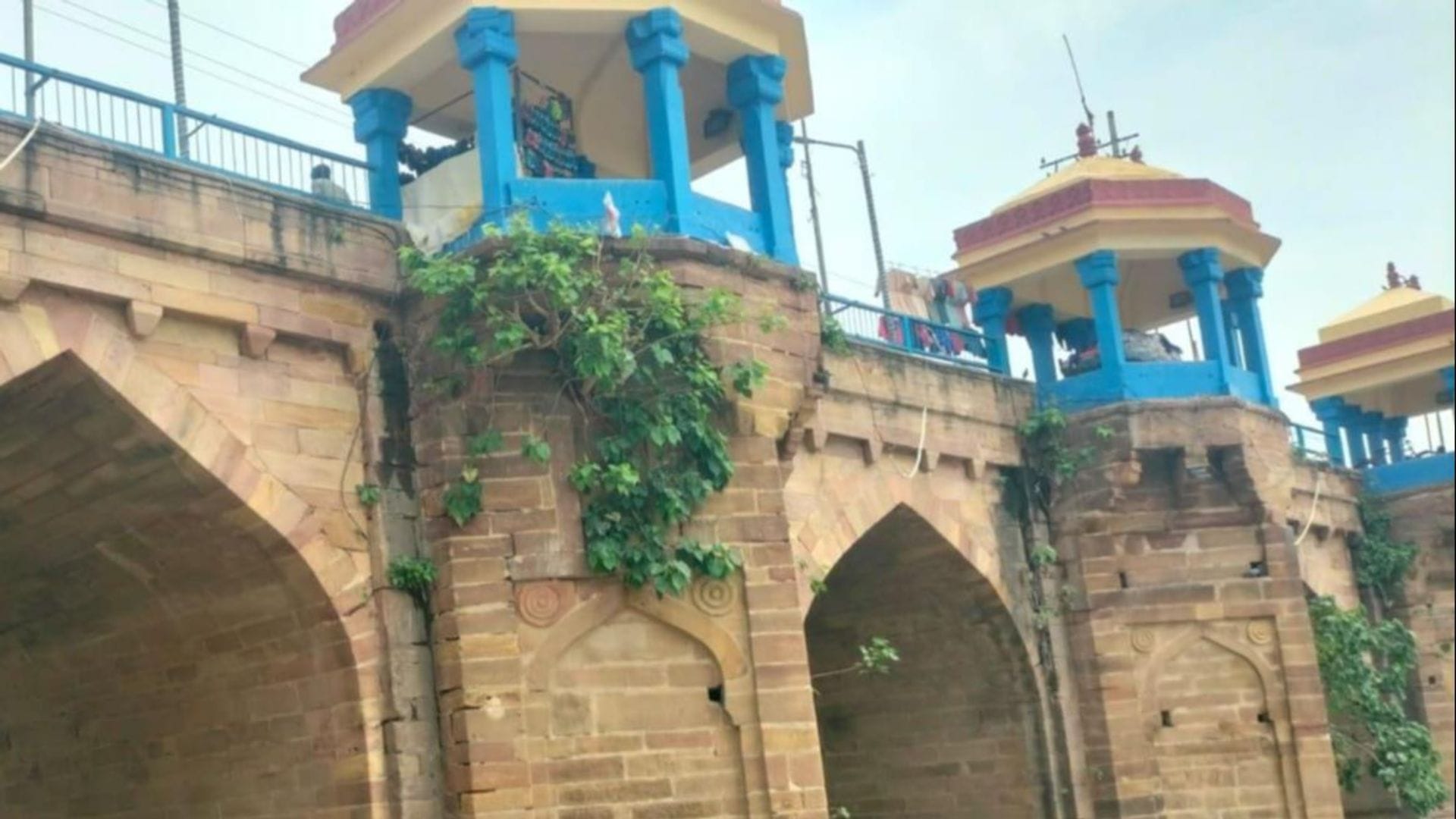 Cracks in domes of Baradari in Jaunpur and cracks on walls of tomb