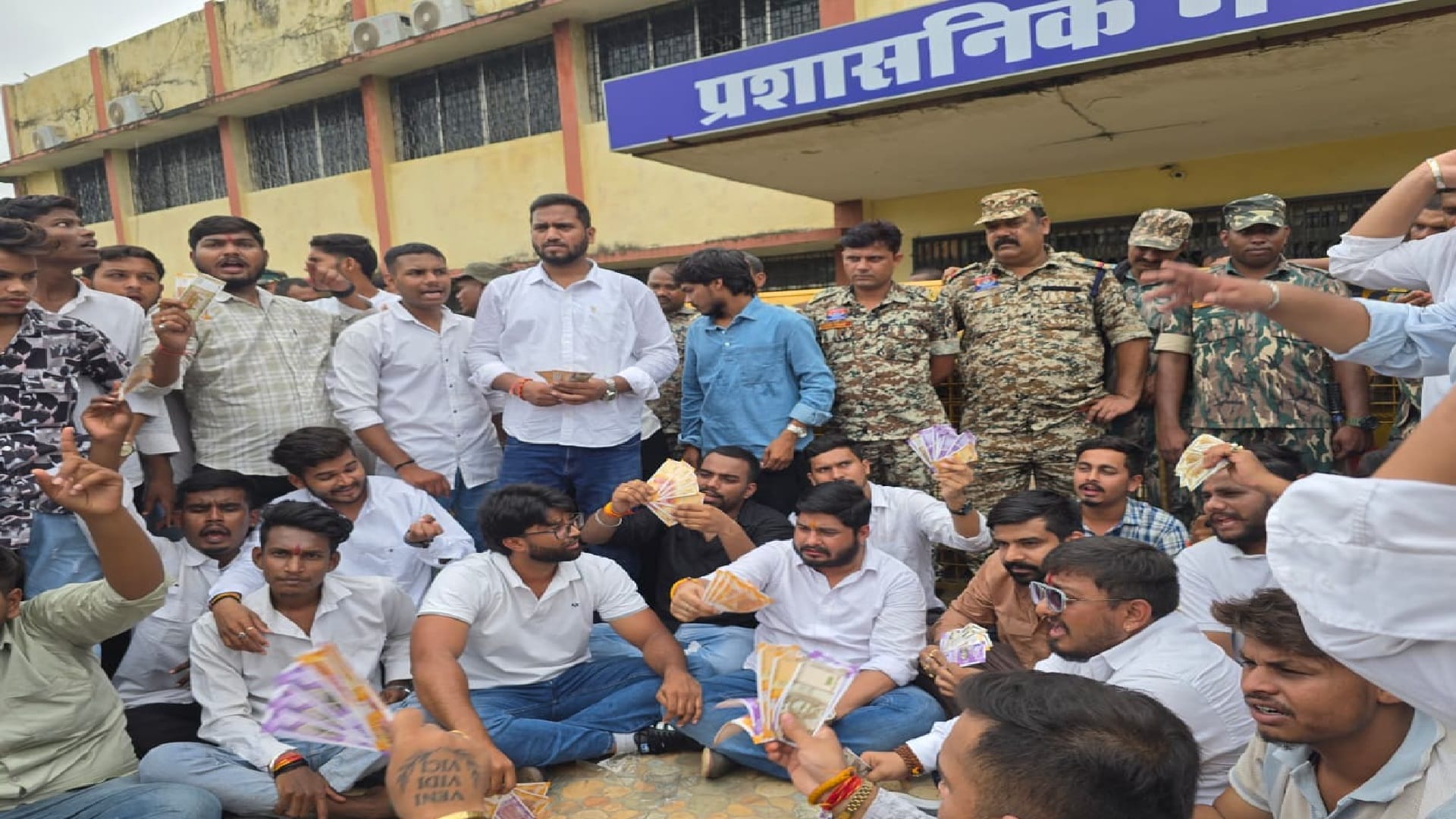 एनएसयूआई ने IGKV में नोट की माला लेकर किया हंगामा