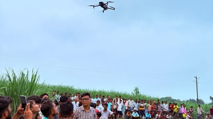 गांव के आसपास खेतों में उड़ाया गया ड्रोन