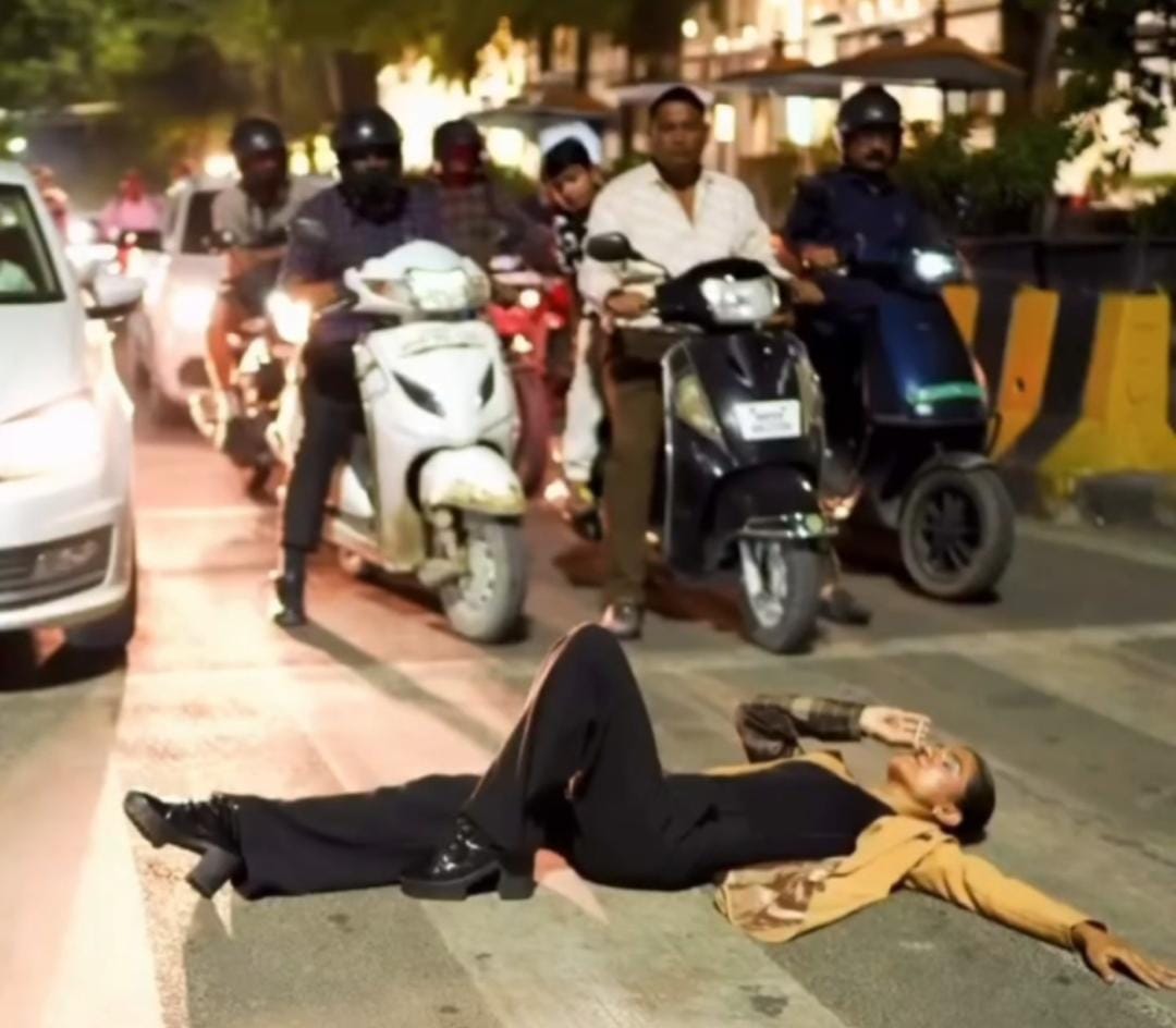 इंदौर में ट्रैफिक के बीच युवती का रील स्टंट