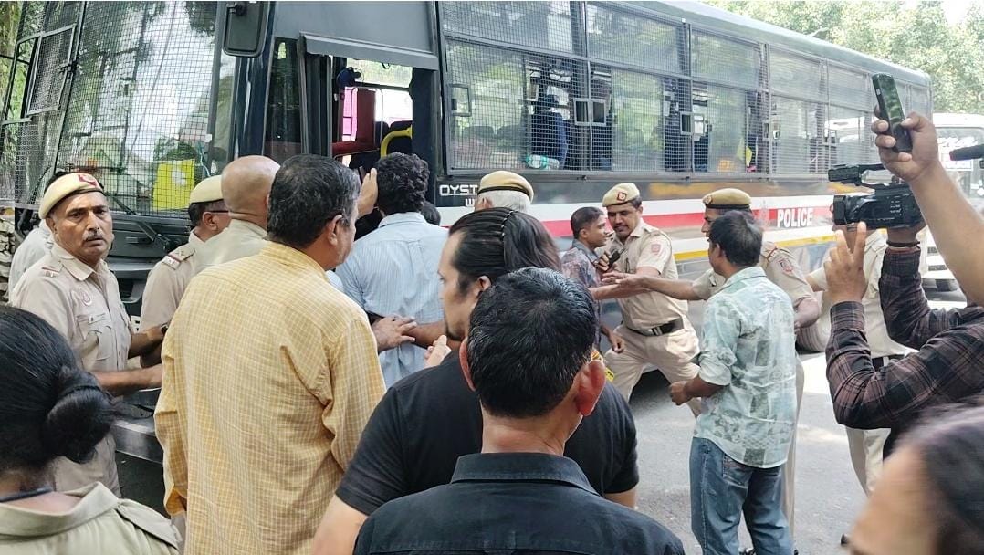 जंतर-मंतर पर प्रदर्शनकारियों को वैन में ले जाती पुलिस