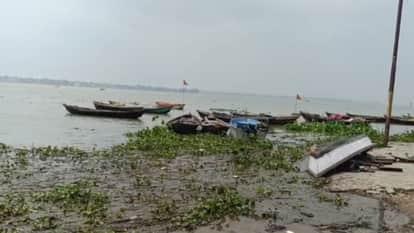 झूंसी इलाके में बढ़ रहा गंगा का जलस्तर।