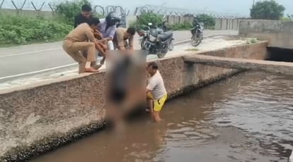 शब बाहर निकालती पुलिस