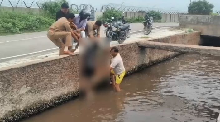 शब बाहर निकालती पुलिस