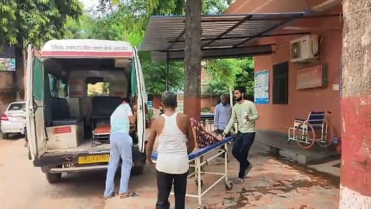 महिला को हैलट ले जाते परिजन