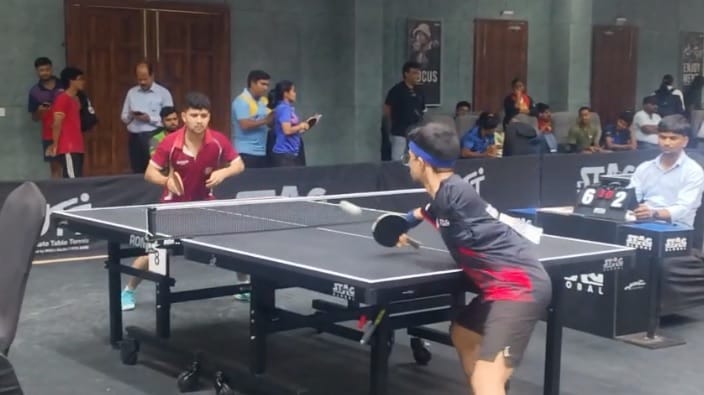 मैच खेलते पैरा टेबल टेनिस खिलाड़ी हिमांशु सिंह चौहान