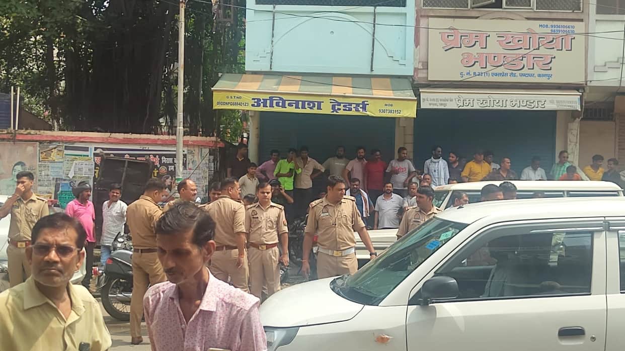 Kanpur Food Department raids Ghantaghar Express Road agitated traders shut shops and staged protest