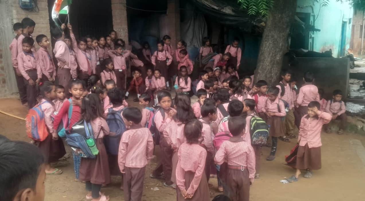 घाटमपुर में बच्चों का प्रदर्शन